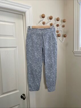 Lululemon - Ready to Rulu Jogger Crop Pants - Grey - 6